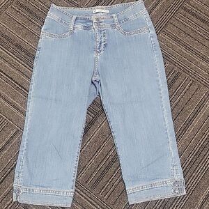 Lee Jeans Women's (33x12) Mid Rise Slender Secret Capri Light Wash Denim